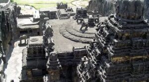 Dünyanın en büyük kayma oyma tapınak kompleksi: Ellora Mağaralarını öğrenelim. Dünyanın en büyük kayma oyma tapınak kompleksi: Ellora Mağaralarını öğrenelim.